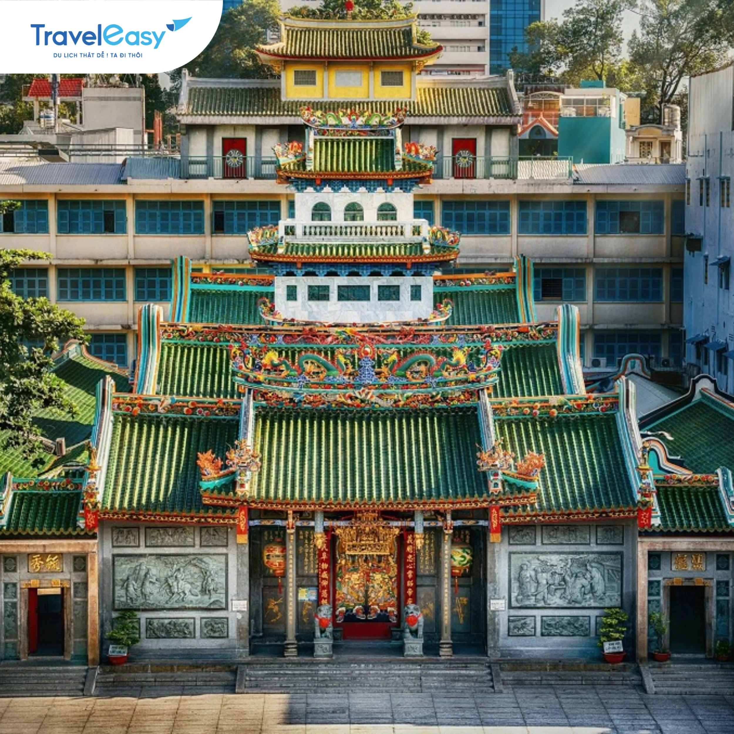 Cổng chính Hội quán Nghĩa An với cặp trống đá và hoa văn chạm khắc cổ phong