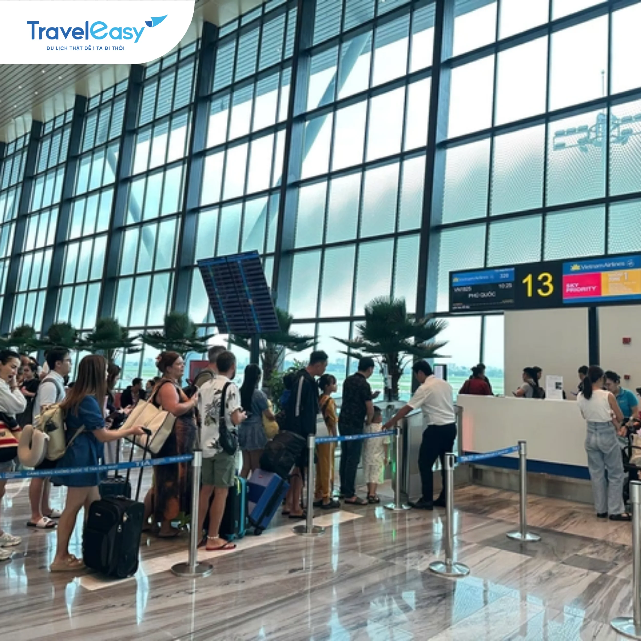 Hành khách làm thủ tục check-in và xếp hàng tại nhà ga sân bay Tân Sơn Nhất TP.HCM