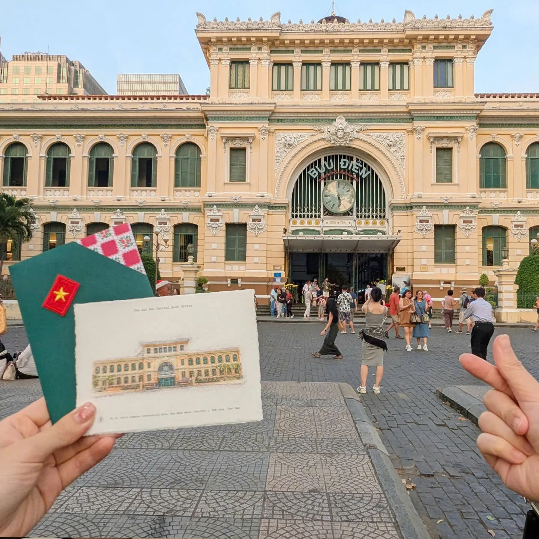 Du lịch Sài Gòn đầy thú vị nhờ trải nghiệm gửi thư viết tay tại Bưu điện Thành phố