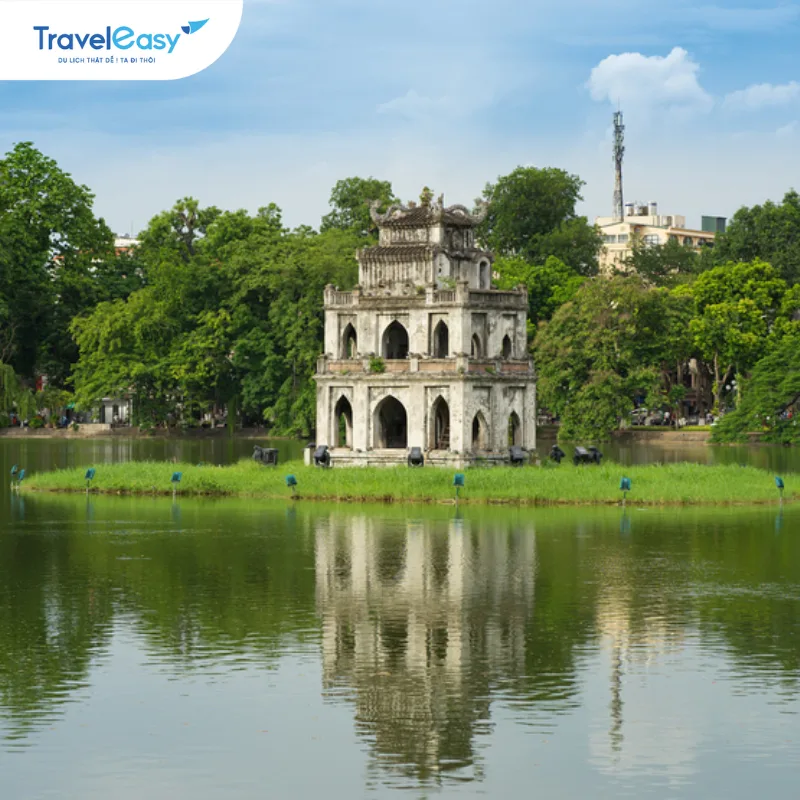 Hồ Hoàn Kiếm (Hồ Gươm) nằm giữa trung tâm thành phố Hà Nội là điểm kết nối của những khu phố cổ nổi tiếng