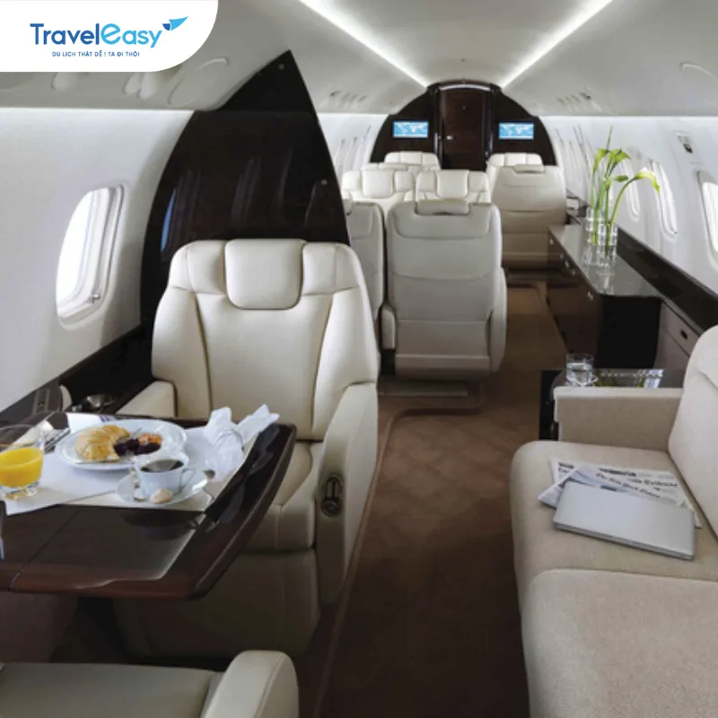 Hình ảnh không gian bên trong máy bay thuê riêng (charter) sang trọng với ghế giường nằm rộng rãi, màn hình HD cá nhân và dịch vụ cao cấp