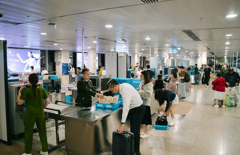 Kinh nghiệm đi máy bay lần đầu - TravelEasy